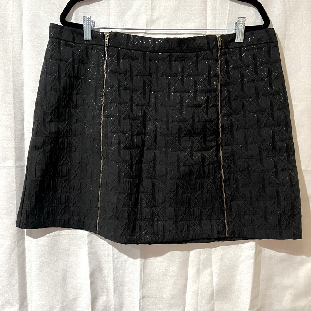 Black print textured skirt with zippers